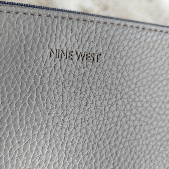 NWOT Nine West Gray Wristlet - Picture 7 of 17